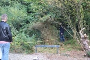 Opmeten: Harro (l) en René is met het meetlint het bos in gestuurd.