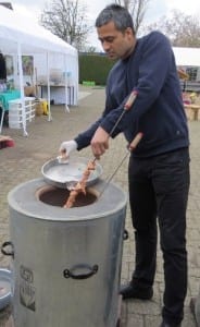 Nepalese kok met grote tandoor-oven