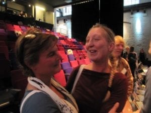 Barbara Rodenburg wordt gefeliciteerd met haar optreden