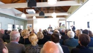 Roelof Joosten van FrieslandCampina spreekt.