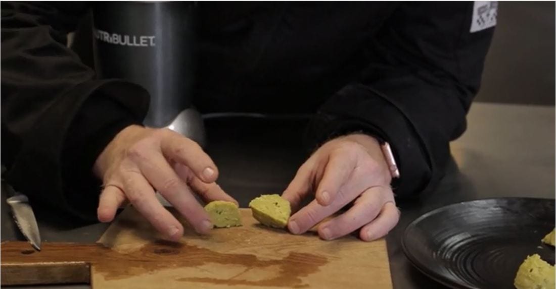 Een tuinboonbal gemaakt met metil. De max. hoeveelheid voor een volwassen man is tussen 10 en 15 gram. Voor die ballen is dat goed. "Maar wat eet je nog meer?" vraagt Windt,