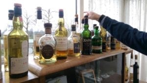 In onze kamer staat een uitgebreide collectie whisky's.