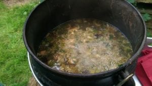 De potjie (gietijzeren pot) waarin we kookten.