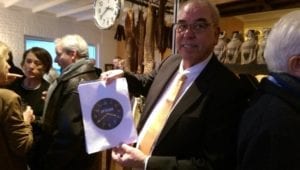 Hans van den Eshof toont de klok