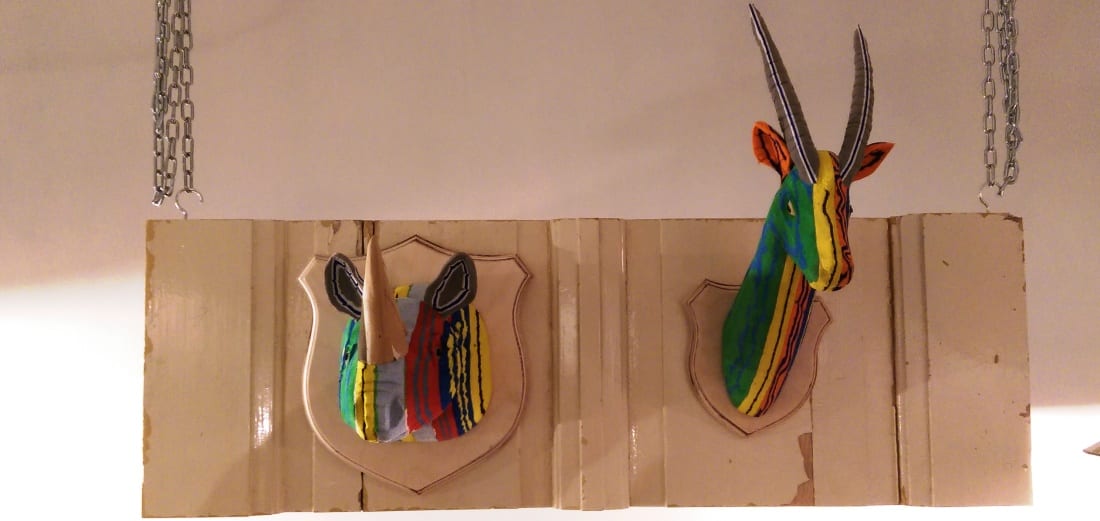 Gemaakt van aangespoelde teenslippers.