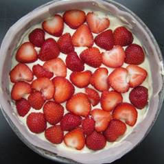 Aardbeientaart met koekies en mascarpone - voor de tweede koeling.jpg
